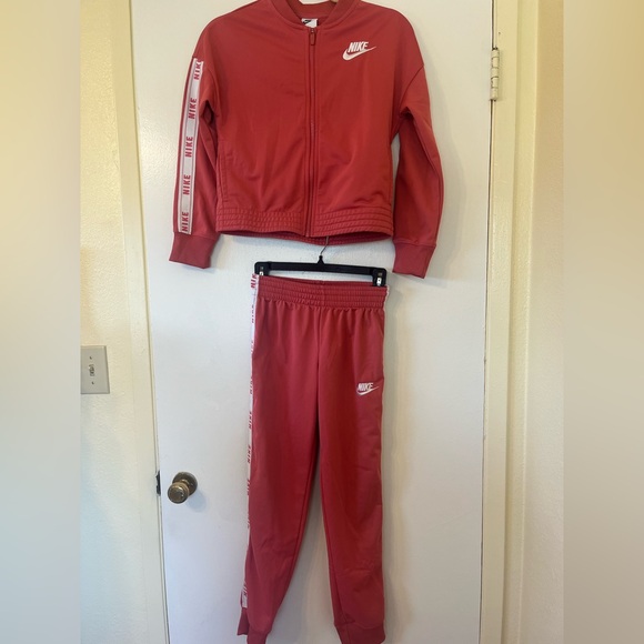 Nike girls salmon color tracksuit matching set - Picture 2 of 10